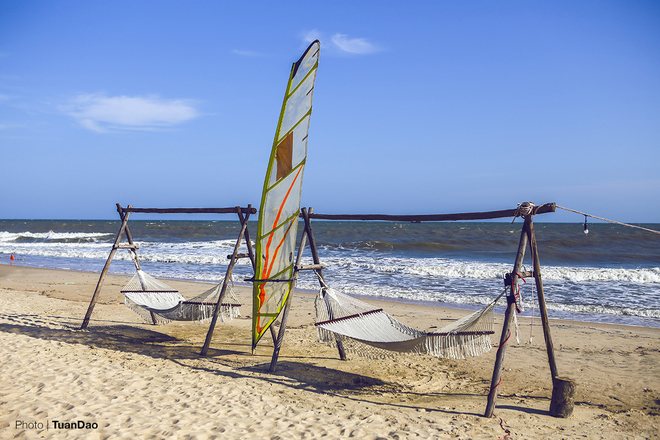 Có rất nhiều ghế, võng được bố trí dọc bờ biển, du khách có thể thoải mái thư giãn giữa thiên nhiên, sóng và gió biển.